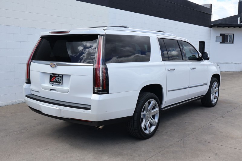 Cadillac Escalade ESV Vehicle Full-screen Gallery Image 05