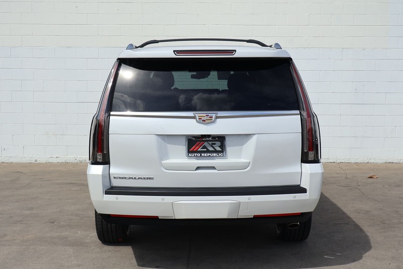 Cadillac Escalade ESV Vehicle Full-screen Gallery Image 06