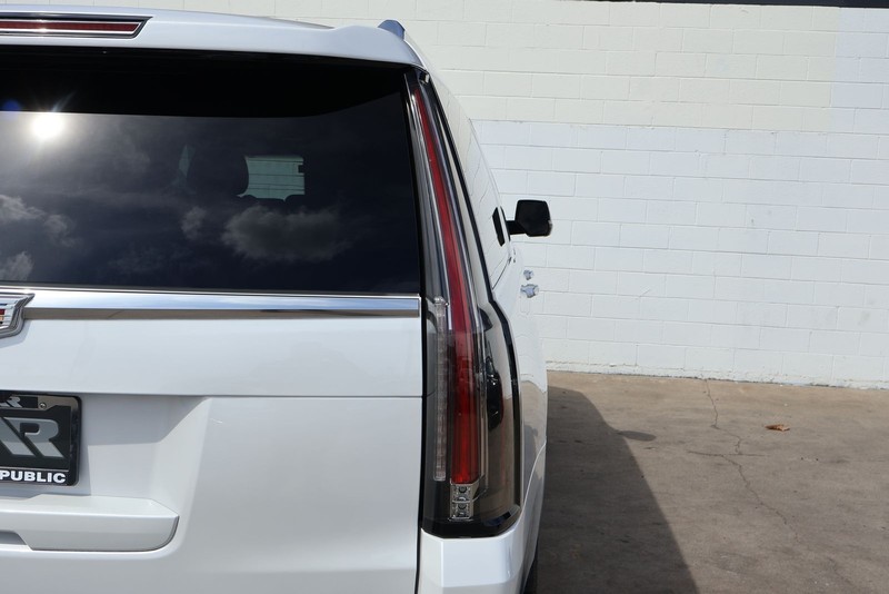 Cadillac Escalade ESV Vehicle Full-screen Gallery Image 07