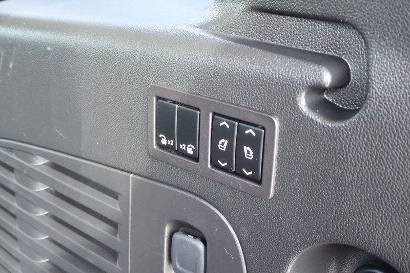 Cadillac Escalade ESV Vehicle Full-screen Gallery Image 10