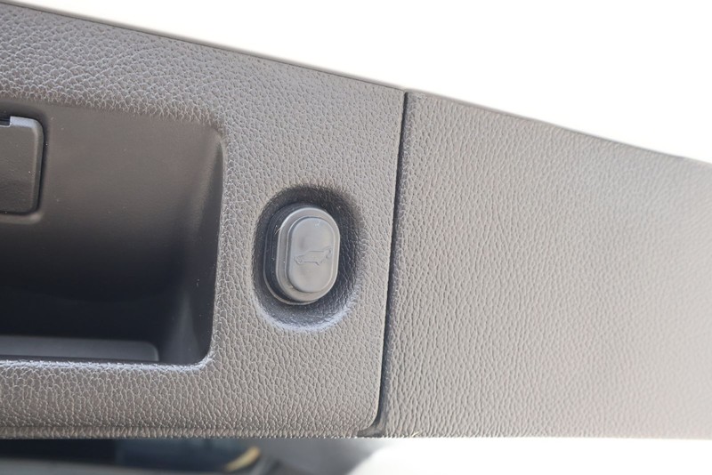 Cadillac Escalade ESV Vehicle Full-screen Gallery Image 12