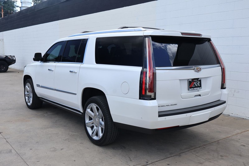 Cadillac Escalade ESV Vehicle Full-screen Gallery Image 13