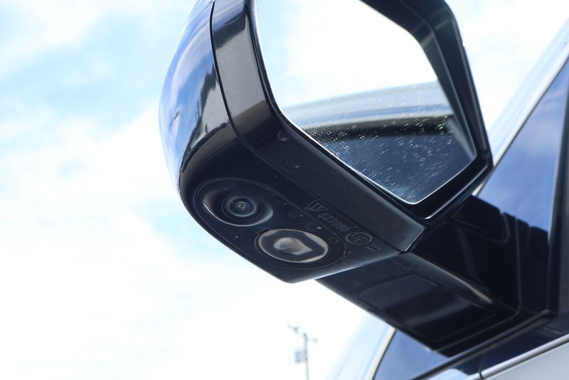 Cadillac Escalade ESV Vehicle Full-screen Gallery Image 17