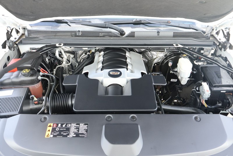 Cadillac Escalade ESV Vehicle Full-screen Gallery Image 18