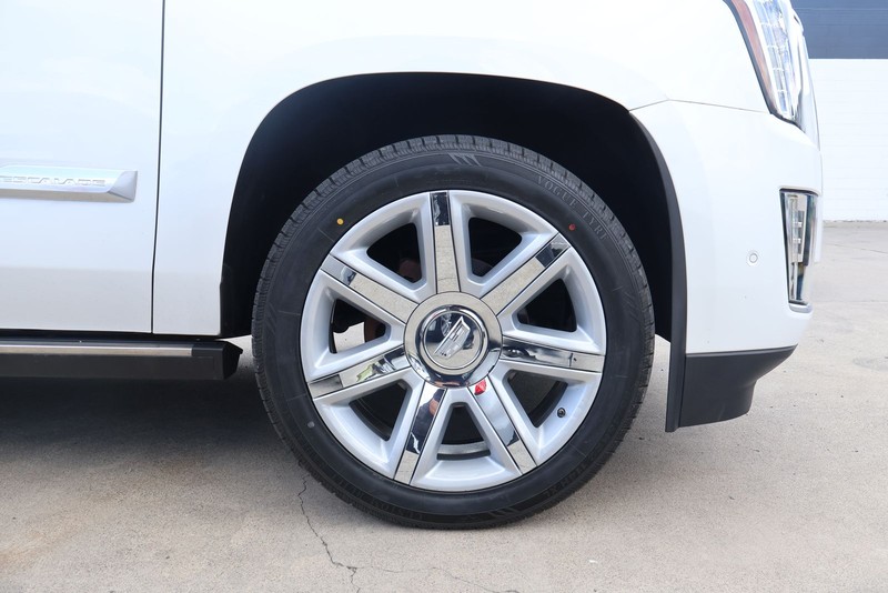 Cadillac Escalade ESV Vehicle Full-screen Gallery Image 19