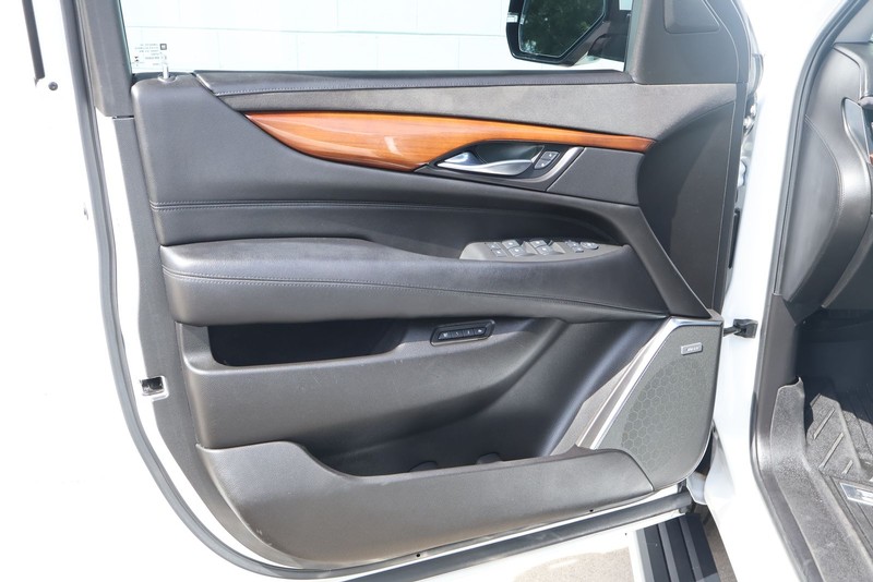 Cadillac Escalade ESV Vehicle Full-screen Gallery Image 20