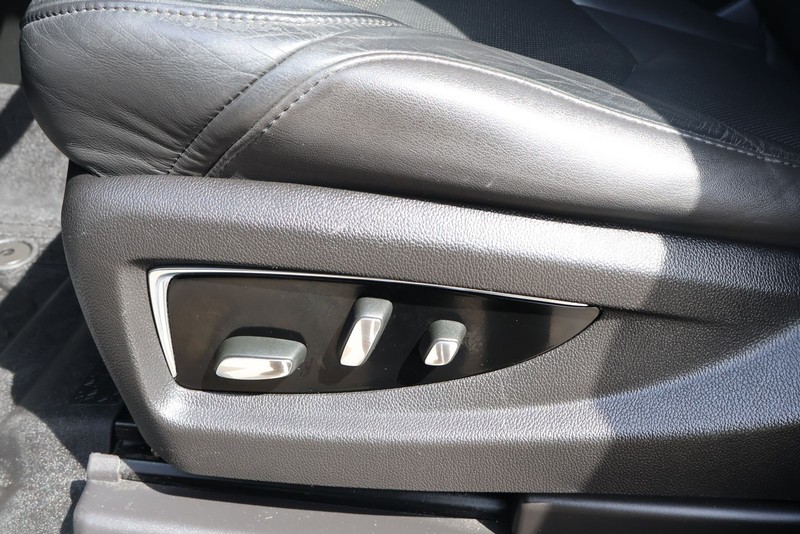 Cadillac Escalade ESV Vehicle Full-screen Gallery Image 24