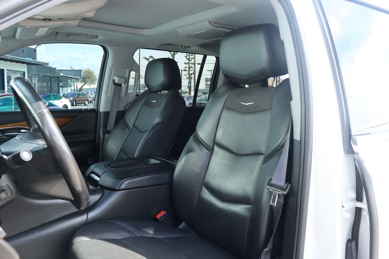 Cadillac Escalade ESV Vehicle Full-screen Gallery Image 25