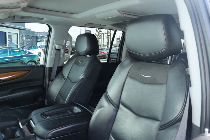 Cadillac Escalade ESV Vehicle Full-screen Gallery Image 26