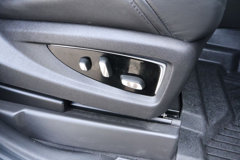 Cadillac Escalade ESV Vehicle Full-screen Gallery Image 28