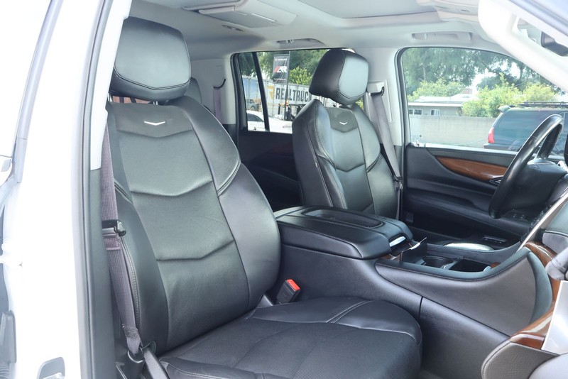 Cadillac Escalade ESV Vehicle Full-screen Gallery Image 29