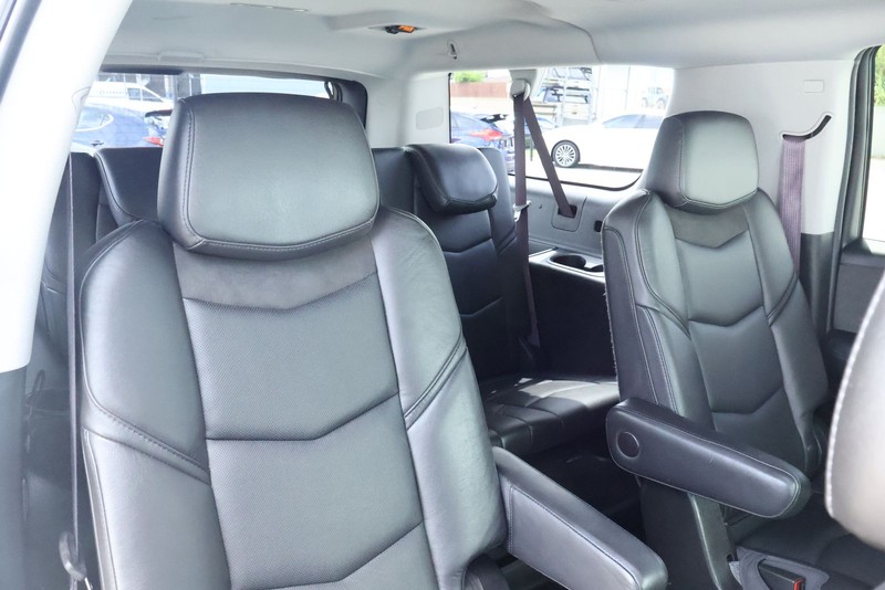 Cadillac Escalade ESV Vehicle Full-screen Gallery Image 30