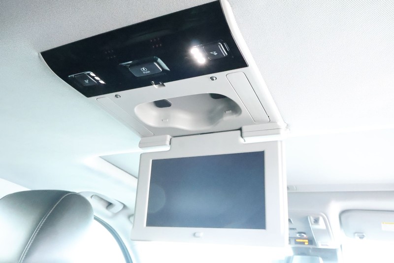 Cadillac Escalade ESV Vehicle Full-screen Gallery Image 32