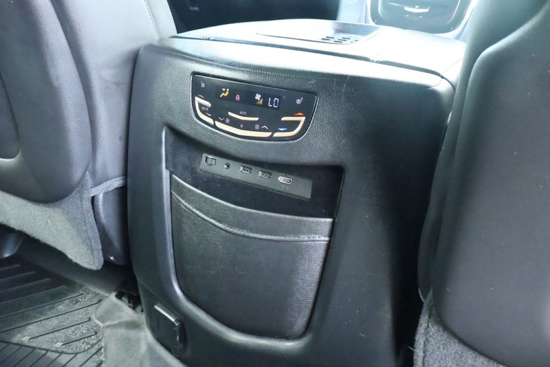 Cadillac Escalade ESV Vehicle Full-screen Gallery Image 33