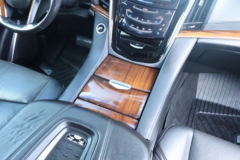 Cadillac Escalade ESV Vehicle Full-screen Gallery Image 43