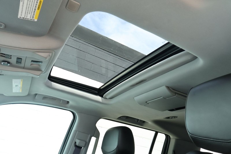 Cadillac Escalade ESV Vehicle Full-screen Gallery Image 45