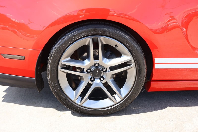 Ford Mustang Vehicle Full-screen Gallery Image 18