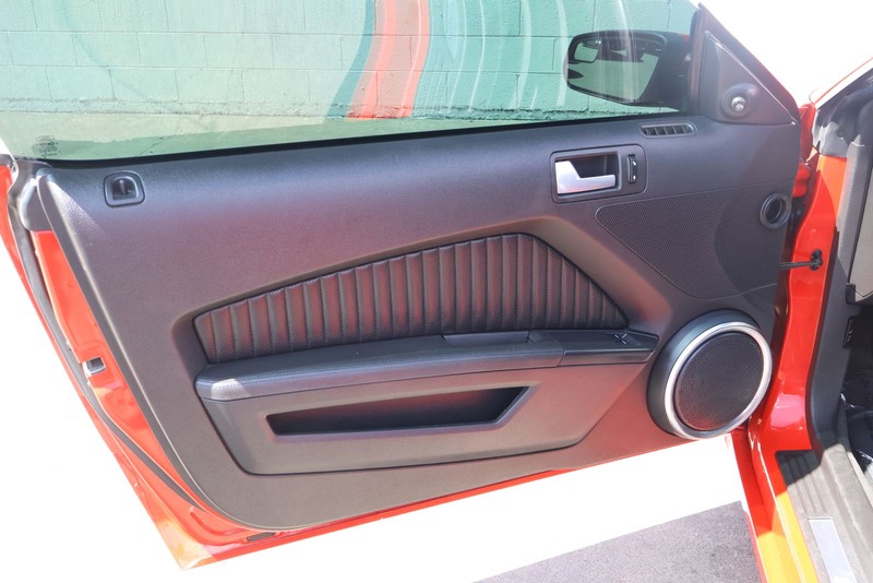 Ford Mustang Vehicle Full-screen Gallery Image 19