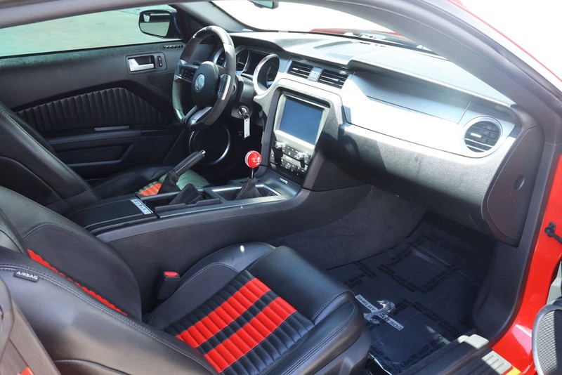 Ford Mustang Vehicle Full-screen Gallery Image 24