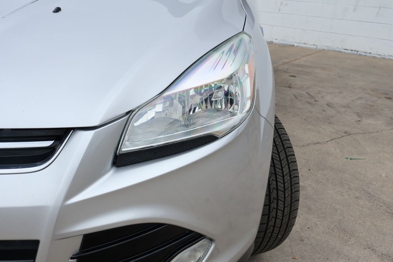 Ford Escape Vehicle Full-screen Gallery Image 03