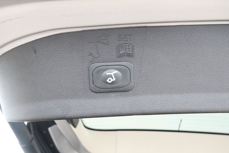 Ford Escape Vehicle Full-screen Gallery Image 09