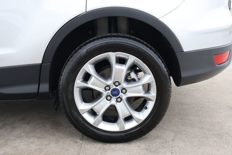 Ford Escape Vehicle Full-screen Gallery Image 17