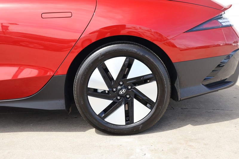 Hyundai IONIQ 6 Vehicle Full-screen Gallery Image 17