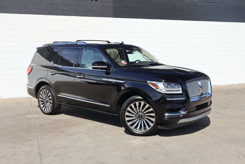 Lincoln Navigator Vehicle Full-screen Gallery Image 01