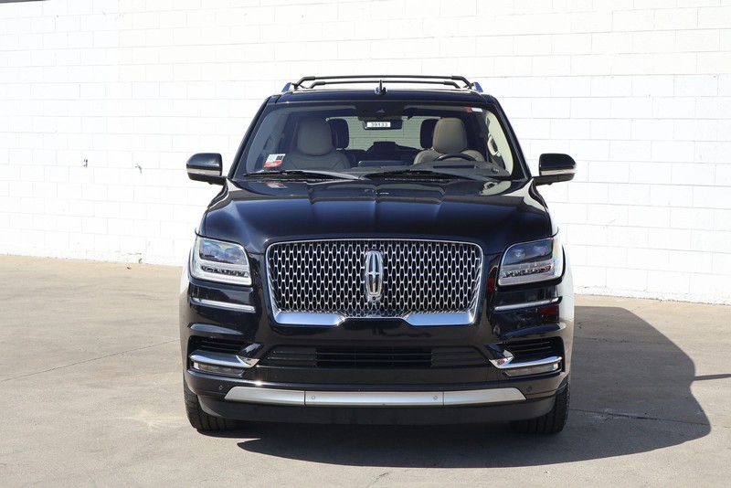 Lincoln Navigator Vehicle Full-screen Gallery Image 02