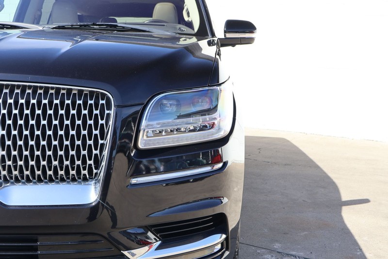 Lincoln Navigator Vehicle Full-screen Gallery Image 03