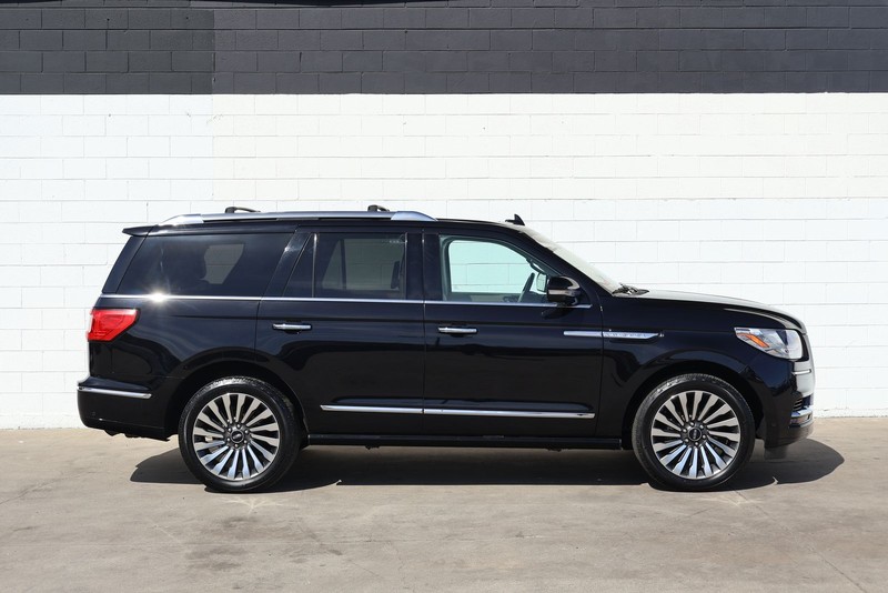 Lincoln Navigator Vehicle Full-screen Gallery Image 04