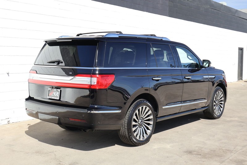 Lincoln Navigator Vehicle Full-screen Gallery Image 05