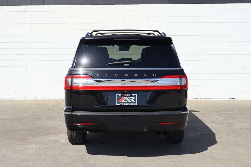 Lincoln Navigator Vehicle Full-screen Gallery Image 06