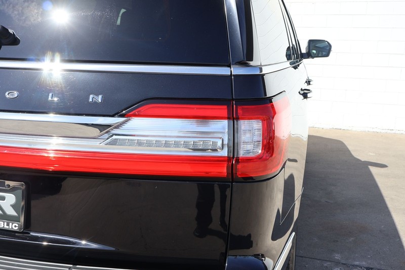 Lincoln Navigator Vehicle Full-screen Gallery Image 07