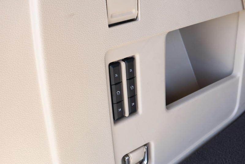 Lincoln Navigator Vehicle Full-screen Gallery Image 10