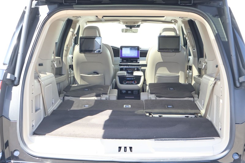 Lincoln Navigator Vehicle Full-screen Gallery Image 11