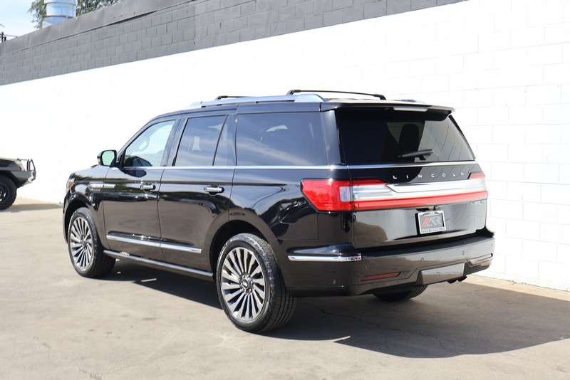 Lincoln Navigator Vehicle Full-screen Gallery Image 12