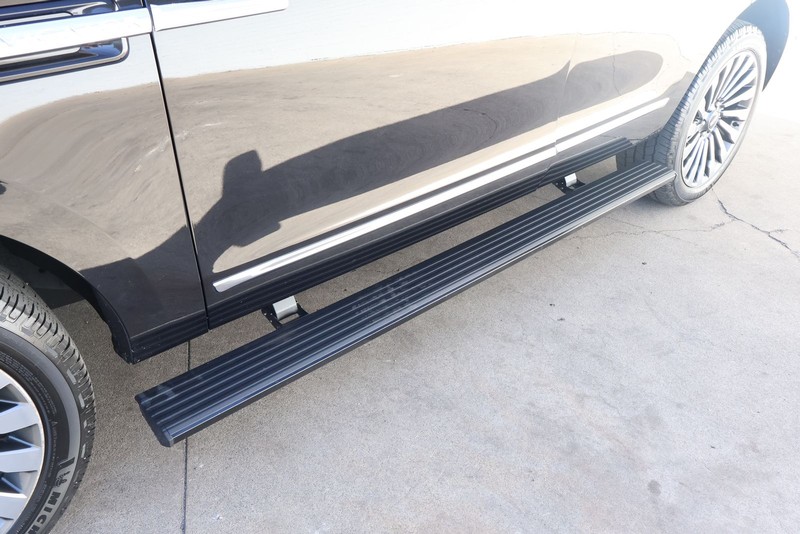 Lincoln Navigator Vehicle Full-screen Gallery Image 17