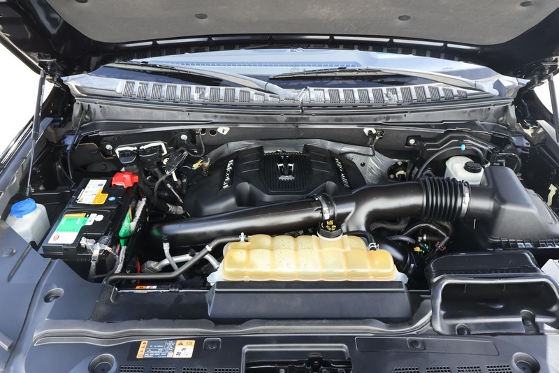 Lincoln Navigator Vehicle Full-screen Gallery Image 18