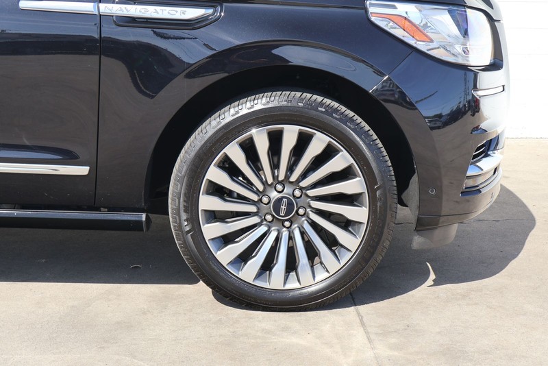 Lincoln Navigator Vehicle Full-screen Gallery Image 19