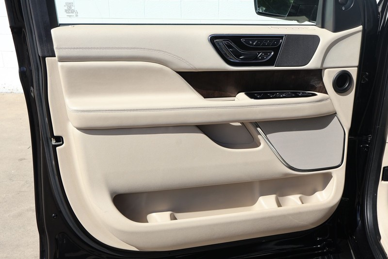 Lincoln Navigator Vehicle Full-screen Gallery Image 20