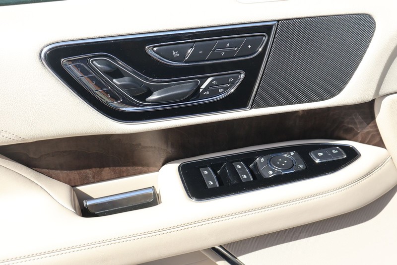 Lincoln Navigator Vehicle Full-screen Gallery Image 21