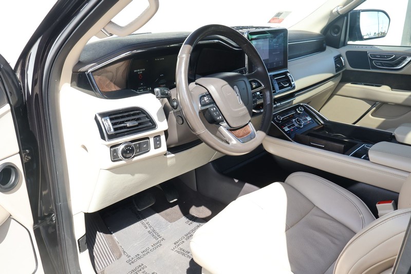 Lincoln Navigator Vehicle Full-screen Gallery Image 22