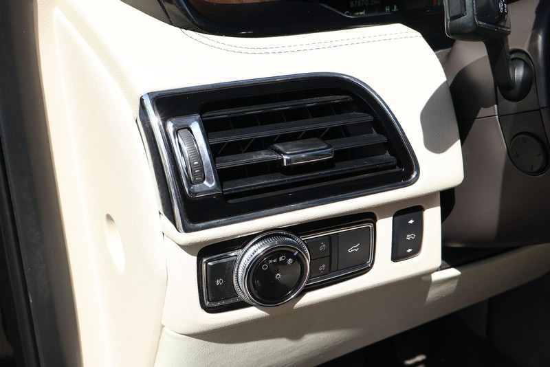 Lincoln Navigator Vehicle Full-screen Gallery Image 23