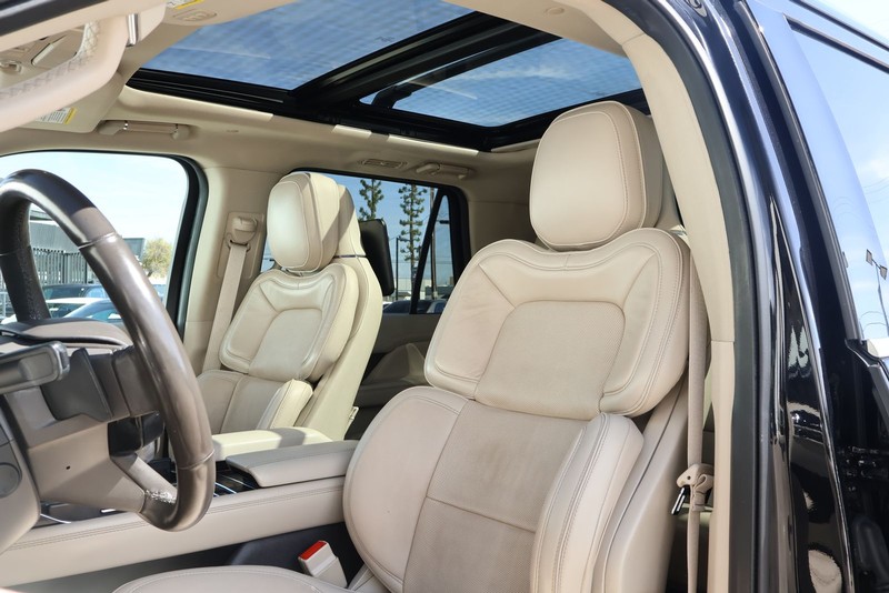 Lincoln Navigator Vehicle Full-screen Gallery Image 24
