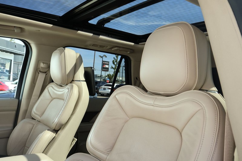 Lincoln Navigator Vehicle Full-screen Gallery Image 25