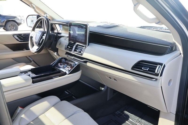 Lincoln Navigator Vehicle Full-screen Gallery Image 26