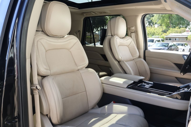 Lincoln Navigator Vehicle Full-screen Gallery Image 27