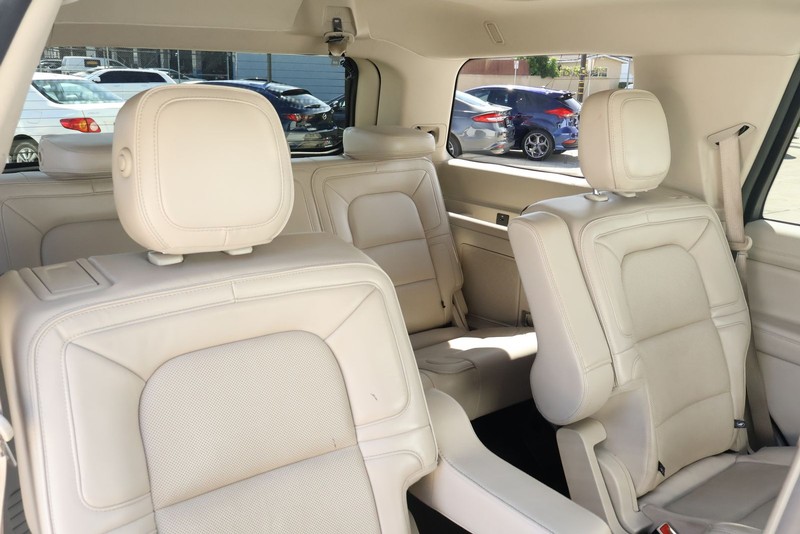 Lincoln Navigator Vehicle Full-screen Gallery Image 28
