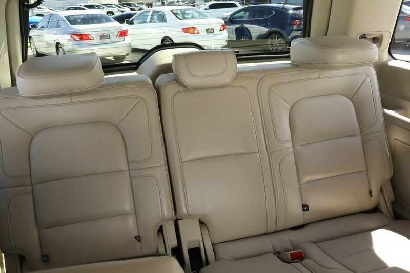 Lincoln Navigator Vehicle Full-screen Gallery Image 29